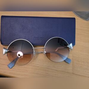 Fendi round sunglasses(no cleaning cloth)